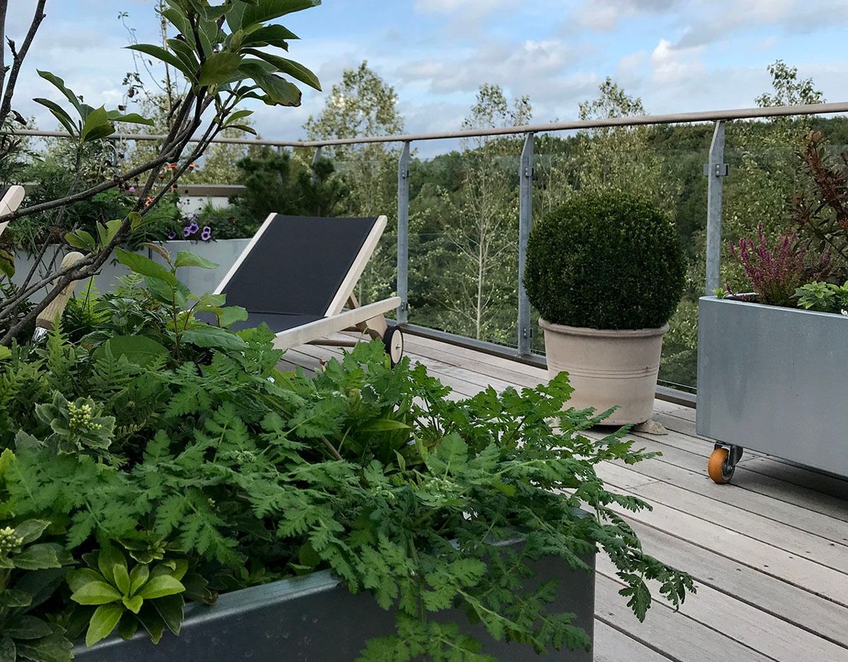 <p>Planter i mobile høybed er med på å skape rom på uteplassen. Foto: Landhave</p>