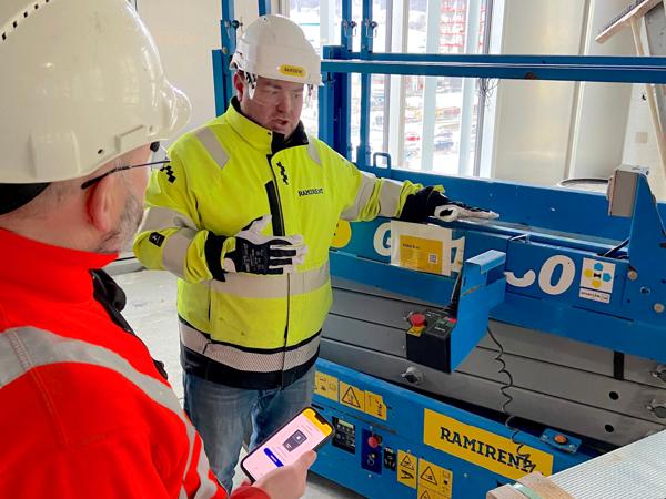 Ramirent-selger Lars Marceliussen (bak) informerer en kunde på byggeplassen til det nye fylkeshuset i Bergen om hvordan den nye løsningen til Ramirent fungerer. Foto: Ramirent