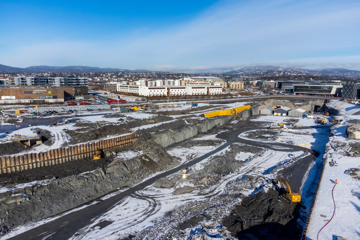 Dronefoto av det som skal bli Fornebubanen. Banen blir en ny T-banestrekning som skal gå fra Majorstuen til Fornebu. Den skal stå ferdig i 2029. 1. april ble det kjent at prisen på prosjektet er beregnet å bli 5 milliarder kroner høyere enn antatt. Arkivfoto 23. februar 2022: Håkon Mosvold Larsen / NTB