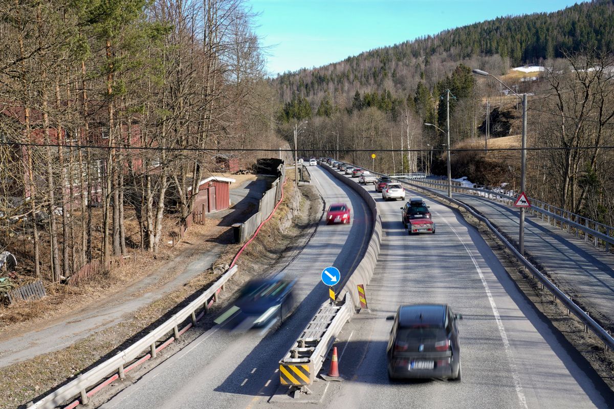 Biler på E16 på vei inn og ut av Oslo mellom Sandvika og Sollihøgda 1. påskedag. Foto: Torstein Bøe / NTB