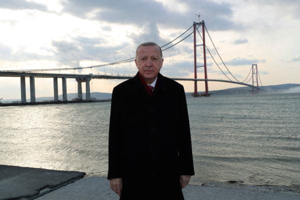 Tyrkias president Recep Tayyip Erdogan foran rekordlange 1915 Canakkale Bridge i Çanakkale, vest i Tyrkia. Foto: AP