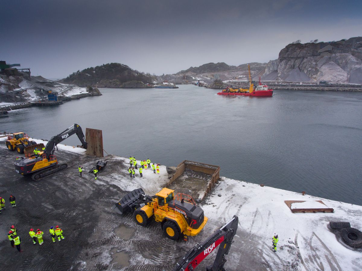 Etter overlevering og dåp ble maskinene fraktet over til steinbruddet på vestsiden av Rekefjord. Foto: Risa