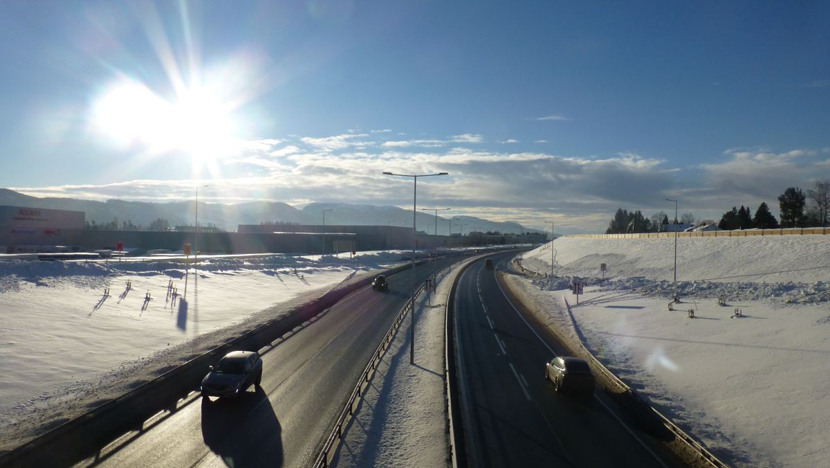 Ny moltorvei sørover fra Trondheim i sol og flott vintervær.