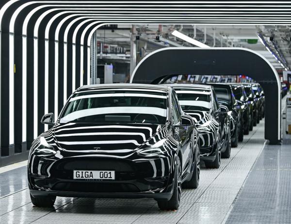 Teslas gigantiske fabrikk utenfor Berlin er selskapets første i Europa og åpnet i mars. Foto: AP / NTB