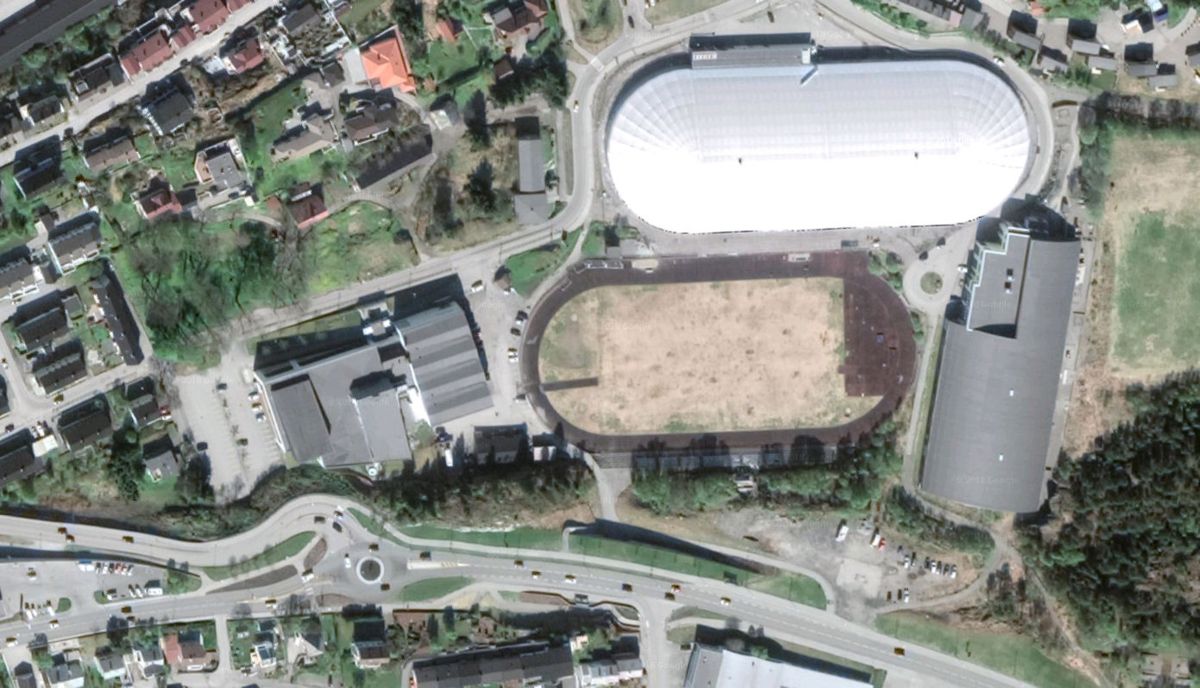 Gamle Atlanten stadion her mellom Atlanterhavsbadet (til venstre), Nordvesthallen (til høyre) og Arena Nordvest. Satelittfoto: Google Maps