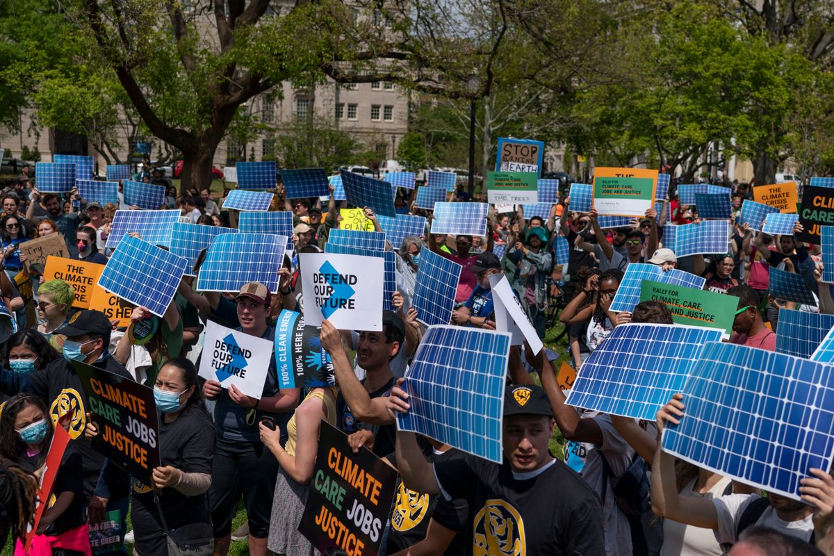 På jordens dag 22. april viste demonstranter i Washington tydelig hvor de mener innsatsen må legges for å oppnå en grønnere verden. Foto: Gemunu Amarasinghe / AP / NTB