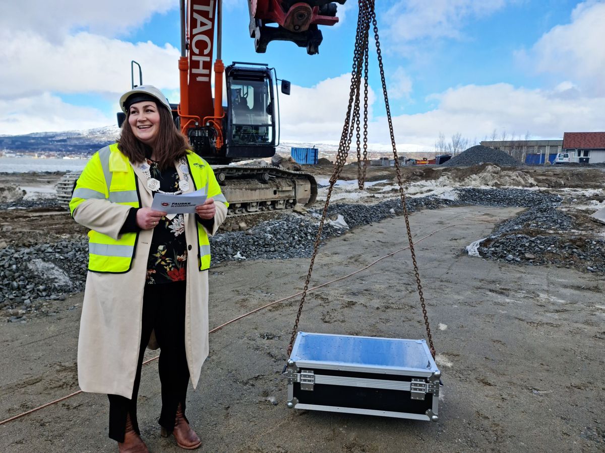 Ordfører i Fauske Kommune, Marlen Rendall Berg, fikk æren av å legge ned grunnsteinen. Foto Salten Aqua