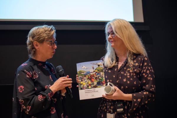 Helen Roth, daglig leder i VIA (til venstre) overrakte rapporten til statssekretær i Samferdselsdepartementet Mette Gundersen (Ap).