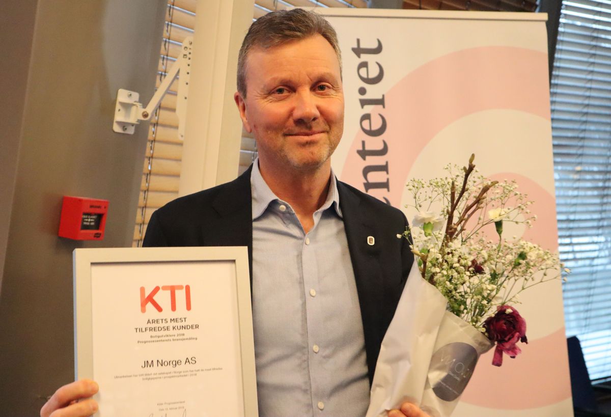 <p>Kjell Kvarekvål, markedssjef JM Norge, kunne hente hjem førsteprisen for de mest fornøyde boligkjøperne i prosjektmarkedet. Foto: Svanhild Blakstad</p>