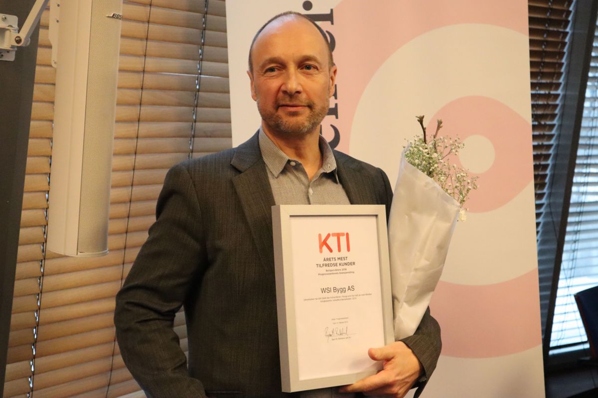 Atle Maurud i BoligPartner tok imot prisen for beste forhandler på vegne av WSI Bygg. Foto: Svanhild Blakstad