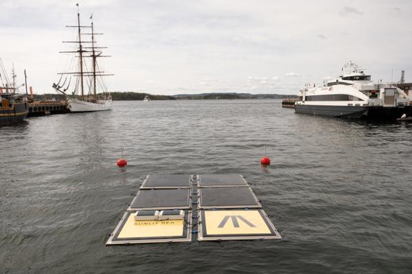 Sunlit Sea sitt flytende solcelleanlegg skal ligge ved Honnørbrygga ut mai måned. Foto: Oslo Havn
