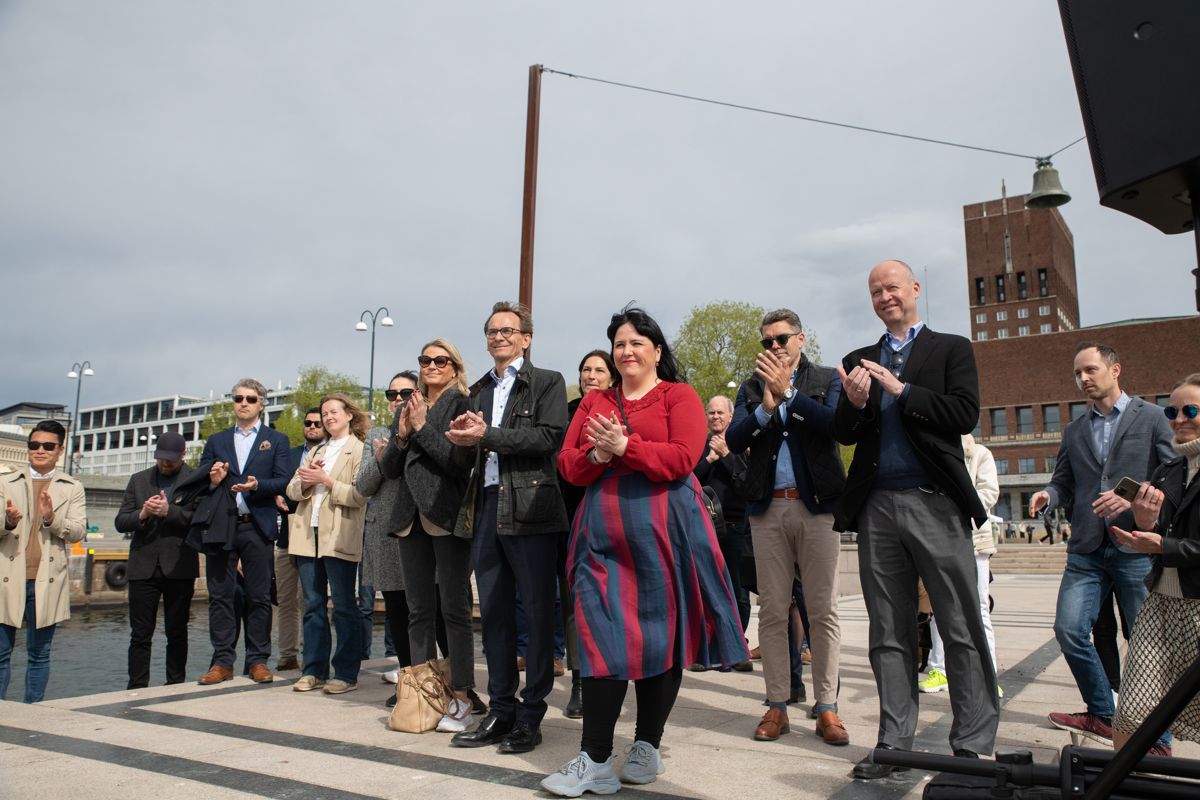 Byråd Victoria Marie Evensen og havnedirektør Ingvar M. Mathisen (foran til høyre) applauderer Per Lindberg, CEO i Sunlit Sea. Foto: Oslo Havn