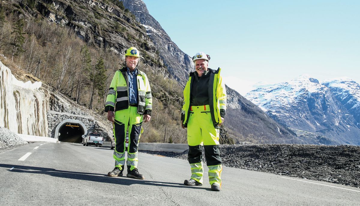 Anleggsleder Knut Hermansrud i Hæhre (t.v.) og prosjektleder Jon Harald Huseklepp i Vestland fylkeskommune sier de kjenner på stolthet over jobben de har gjort med å bygge tunneler som gir sikker vei til bygder i Stryn kommune. Her er de to ved innkjøringen til Flotunnelen.