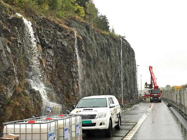 Statens vegvesen er i gang med å sikre fjellskjæringer i nordre del av Vestfold. I år skal 17 punkter langs E18 sikres, og målet er å bli ferdig i løpet av året.