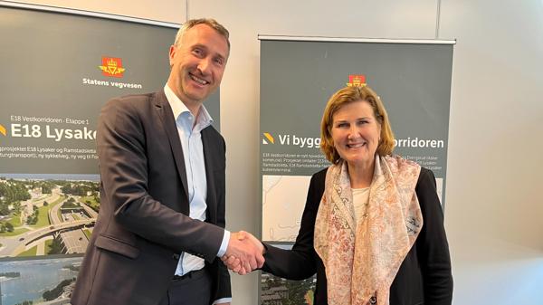 Ståle Rød og Ingrid Dahl Hovland under signeringen av kontrakten. Foto: Skanska Norge