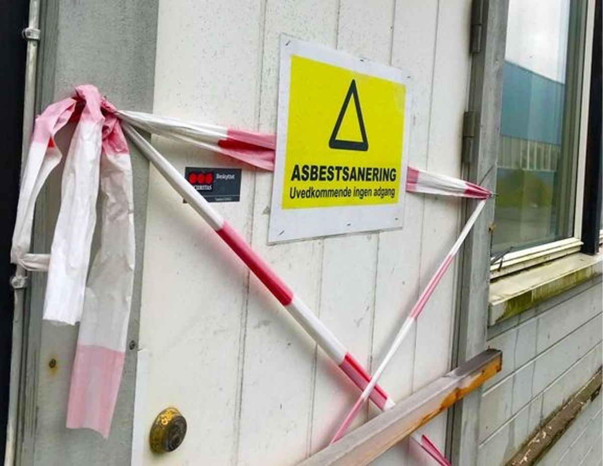 Det er ulovlig for virksomheter å gjøre asbestarbeid uten tillatelse fra Arbeidstilsynet. Bildet viser en bygning hvor det foregår asbestsanering. FOTO: Arbeidstilsynet.