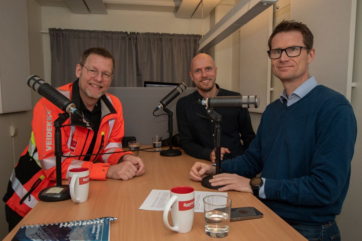 Konsernsjef Jimmy Bengtsson i Veidekke (fra venstre), Frode Aga og Arve Brekkhus i Byggeindustrien. Foto: Sindre Sverdrup Strand