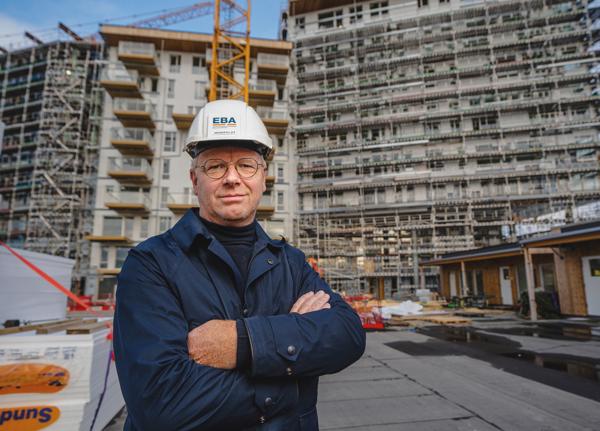— Trenden for Nord-Norge er at boligbyggingen går ned, og den har falt jevnt siden 2016. Den er forventet å falle videre, men vi har mange spennende industriprosjekter på gang, sier EBA-direktør Stein Windfeldt. Her foran boligprosjektet Skir i Tromsø. Foto: Daniel Lilleeng