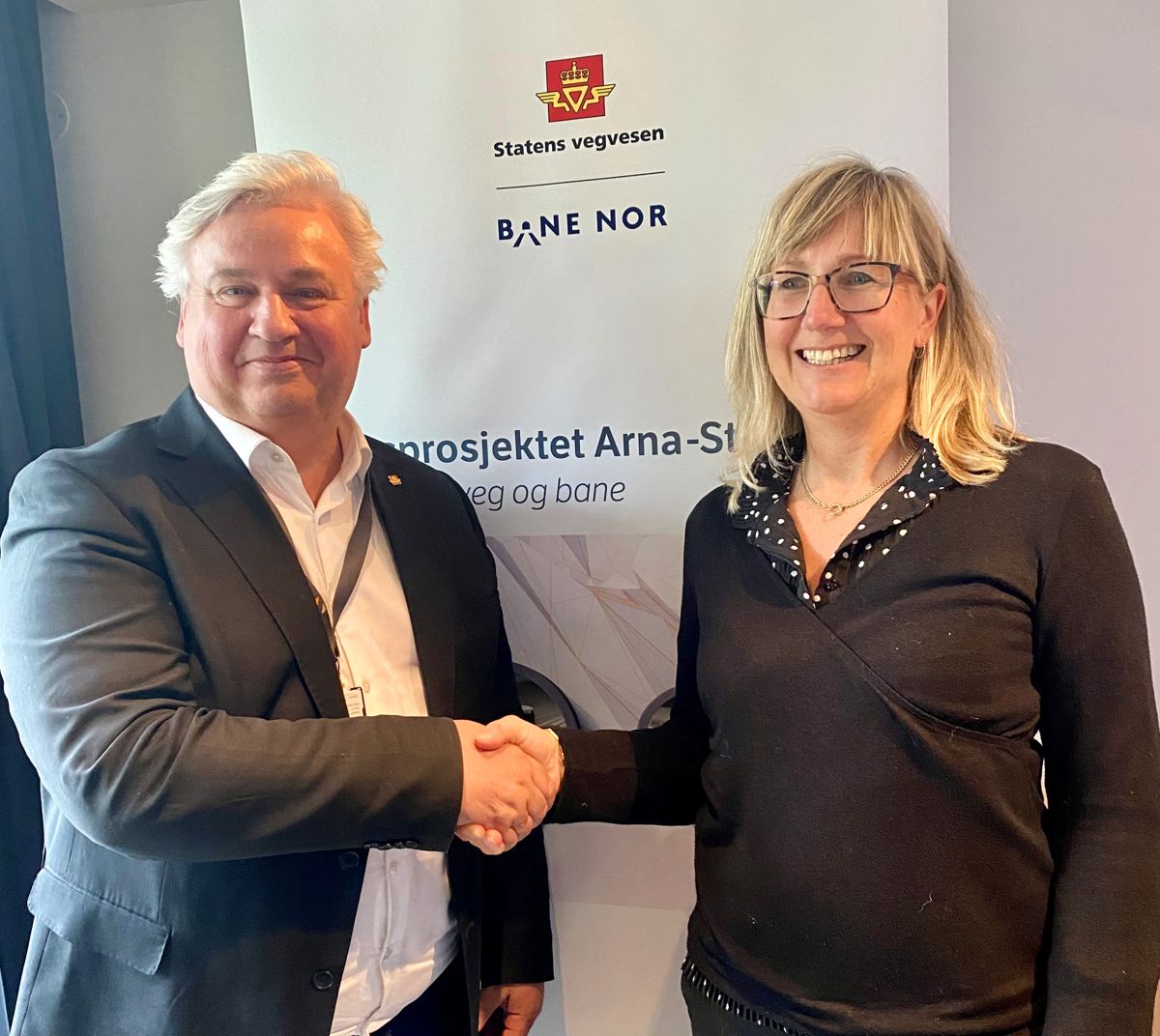 Avtalen for Fellesprosjektet Arna-Stanghelle ble signert av Kjell Inge Davik, utbyggingsdirektør Statens vegvesen og Stine Undrum, utbyggingsdirektør Bane Nor.
