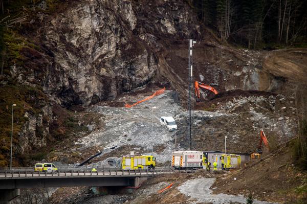 En bil ble tatt av et jord- og steinras på nordsiden av Stavsjøfjelltunnelen langs E6 i Malvik i mai i fjor, men ingen kom alvorlig til skade. Foto: Joakim Halvorsen / NTB