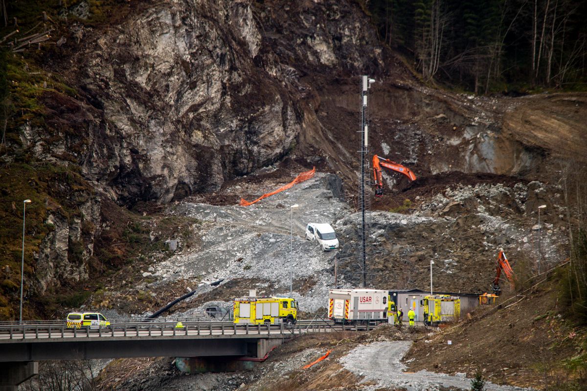 En bil ble tatt av et jord- og steinras på nordsiden av Stavsjøfjelltunnelen langs E6 i Malvik onsdag, men ingen kom alvorlig til skade. Foto: Joakim Halvorsen / NTB