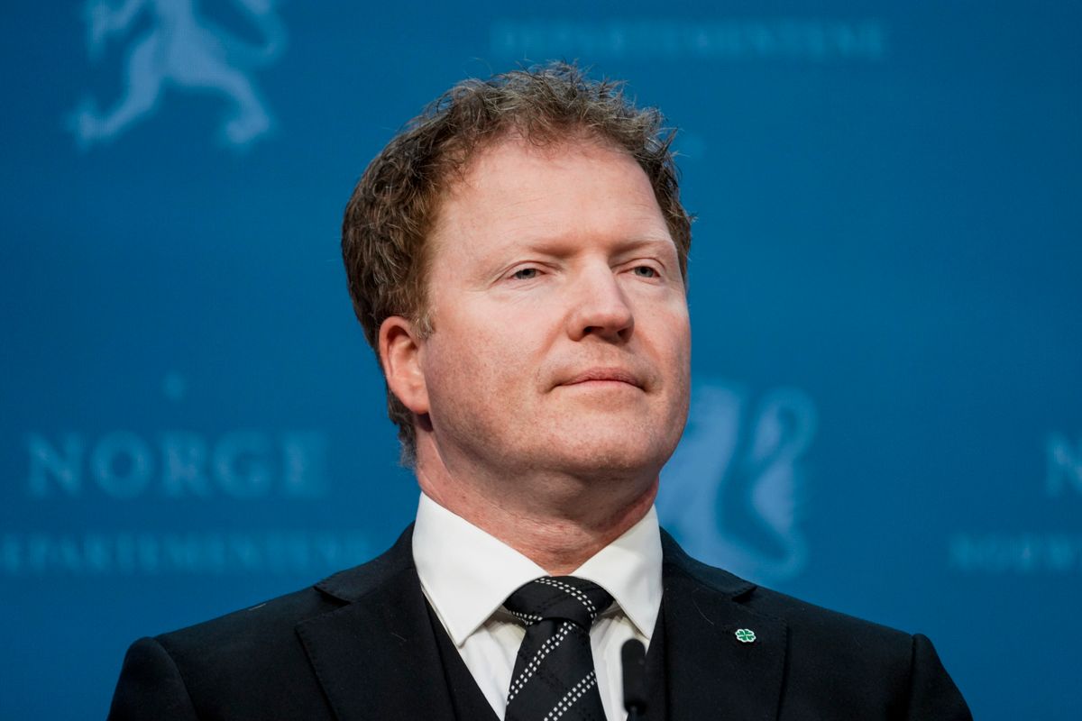 Kommunal- og distriktsminister Sigbjørn Gjelsvik (Sp) skal se på om lønnssystemet for ledere i staten skal endres. Foto: Cornelius Poppe / NTB
