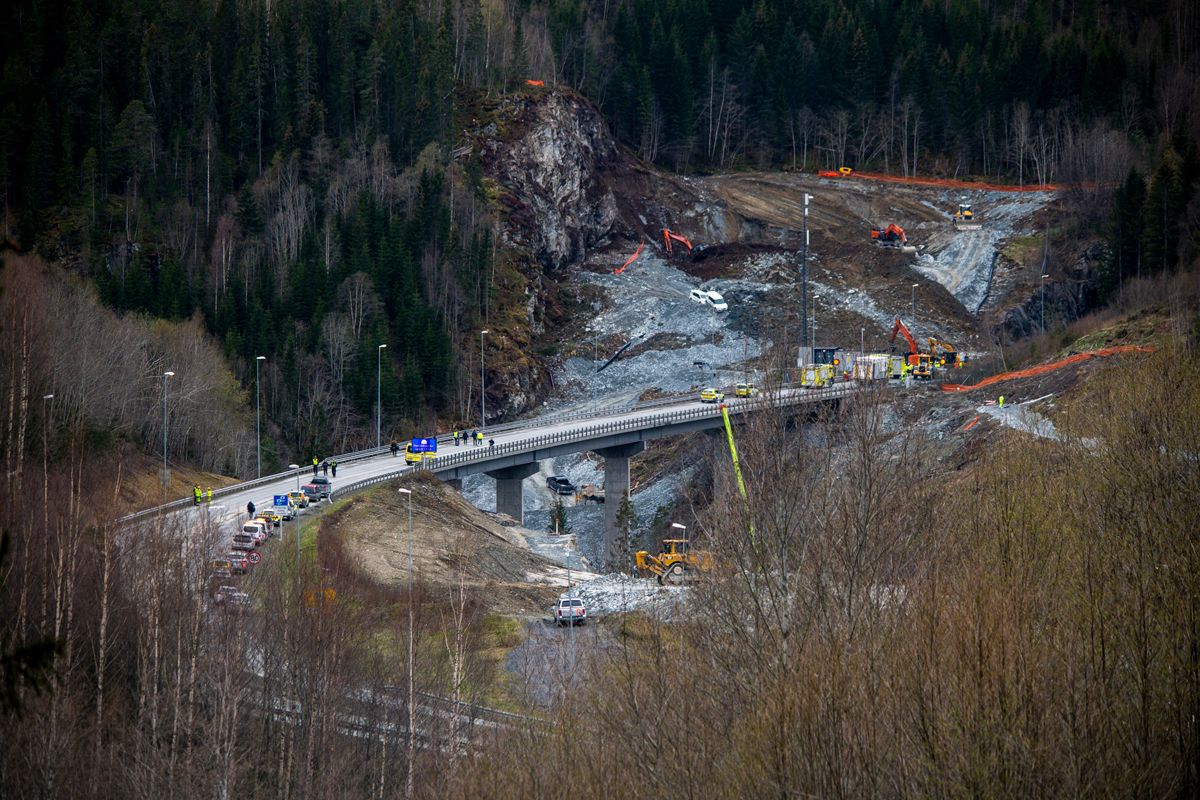 Stavsjøfjelltunnelen langs E6 i Malvik blir foreløpig ikke gjenåpnet etter at det ble utsatt for et skred onsdag. Sikkerhetssystemene i tunnelen må først gjennom en ny godkjenning. Foto: Joakim Halvorsen / NTB