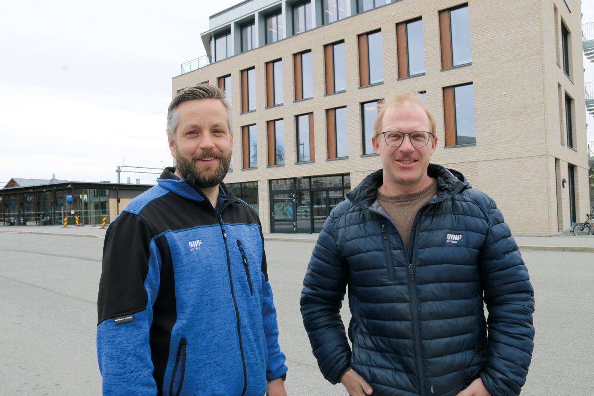 Anleggsleder Vegar Enger (t.v) og prosjektleder Trond Solvang i Ø.M Fjeld.