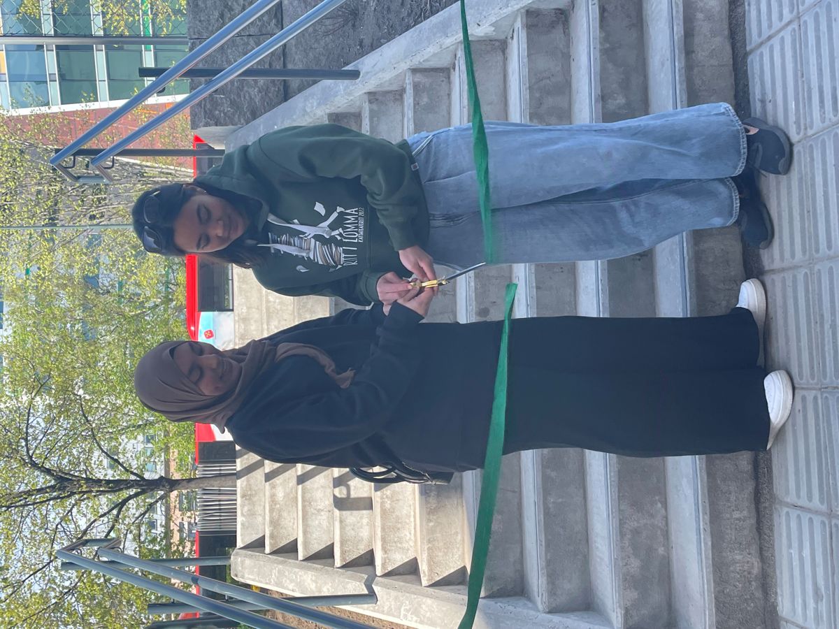 Hanan Zaai og Alma Luna fra Nabolagshager fikk æren av å klippe snoren og stå for den offisielle åpningen av lommeparken i Lakkegata. Foto: Bymiljøetaten