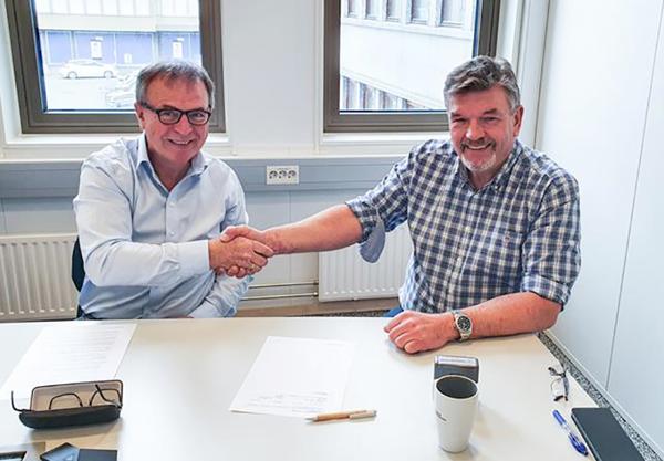 Daglig leder i Dag Søbstad i Søbstad AS og teamleder Olaf Rovik i Trøndelag fylkeskommune signerer kontrakten om bygging av strekningen Tanem-Tulluan på fv 704.