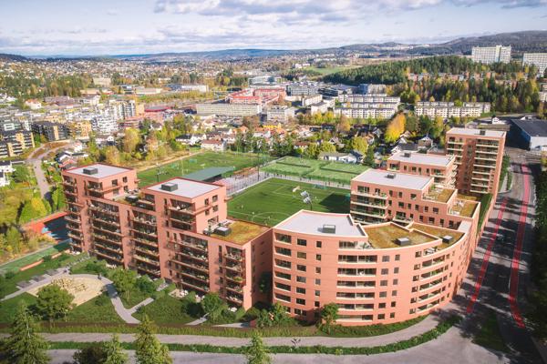 Prosjektet Rolvsrud Arena består av 300 leiligheter fordelt på fem leilighetsbygg, med næringsarealer og underliggende parkeringskjeller. Ill. Eve Images/HRTB