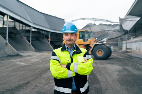 Daglig leder Robert Norbeck i Feiring Asfalt var svært kritisk til Oslo kommunes asfaltanbud før det ble trukket på tampen av 2021. Nå roser han Bymiljøetaten for miljøkravene i det nye anbudet.