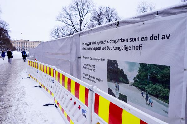 Det er tydelige tegn på byggevirksomhet rundt slottet, men arbeidet blir dyrere enn først antatt. Foto: Lise Åserud / NTB