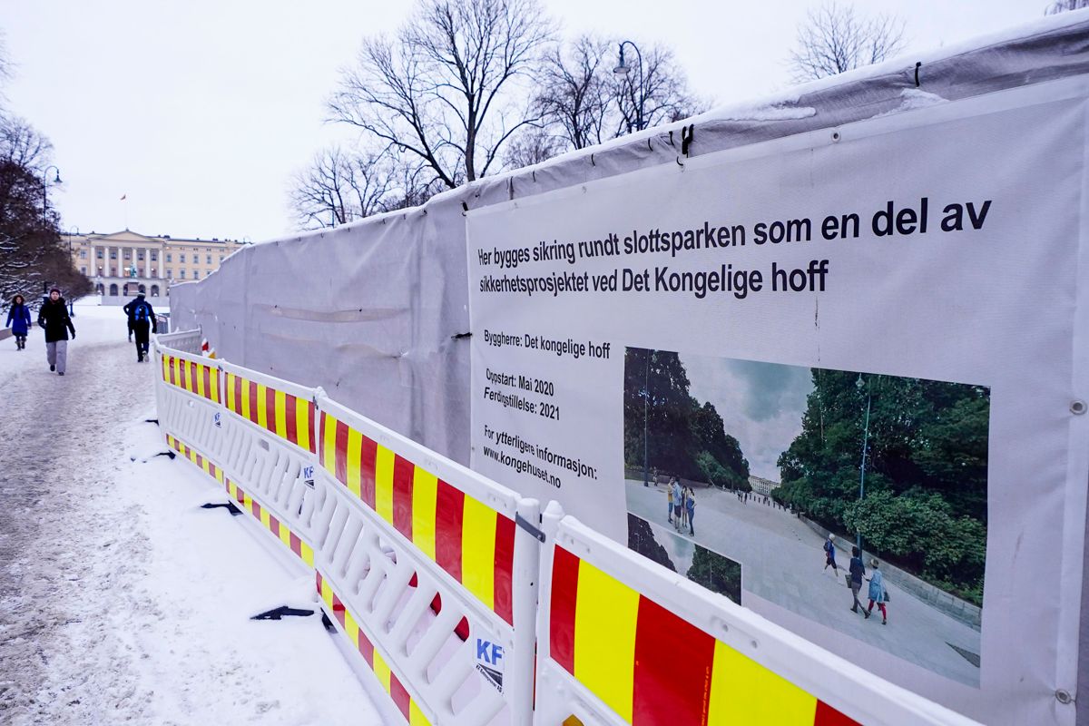 Det er tydelige tegn på byggevirksomhet rundt slottet, men arbeidet blir dyrere enn først antatt. Foto: Lise Åserud / NTB