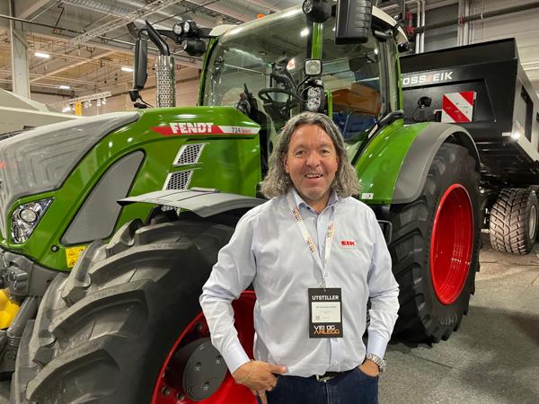 Fendt-agent Jan Gunnar Halstvedt hos Eik Senteret Kløfta selger mange Fendt traktorer til anleggsbransjen, her ved en Fendt 724 ProfiPlus.