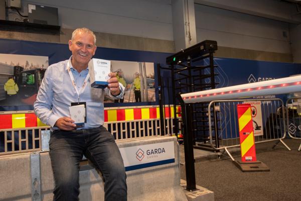 Avdelingsleder for anleggssikring Frode Rastad i Garda Sikring byr på rykende ferskt popkorn og nytt sikringsmateriell på stand.
