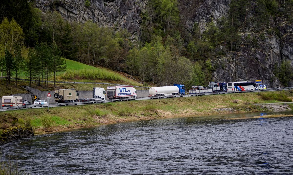 Veien ble stengt etter ulykken på E16 ved Seimsvatnet på Voss. Foto: Sandor Dahl / NTB