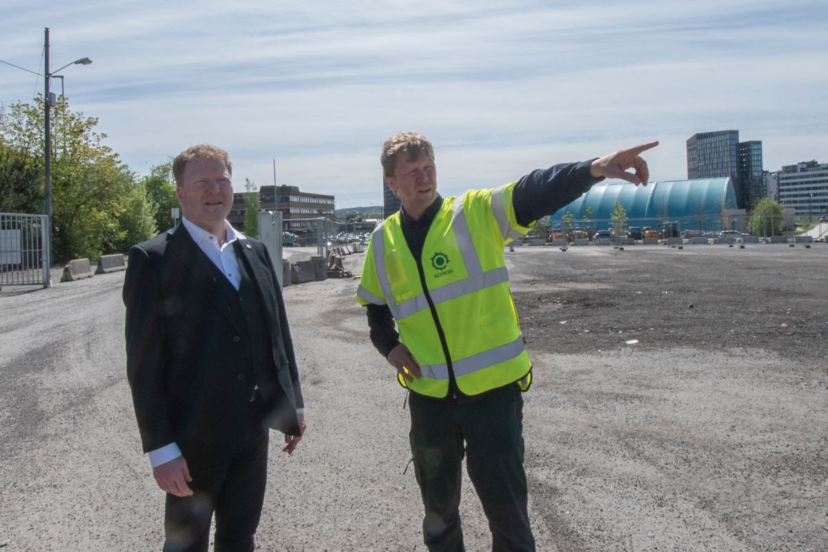 Kommunal- og distriktsminister Sigbjørn Gjelsvik (til venstre) med ombruksrådgiver Lasse Kilvær i Resirqel på tomten til det som kan bli Europas største ombrukssenter.