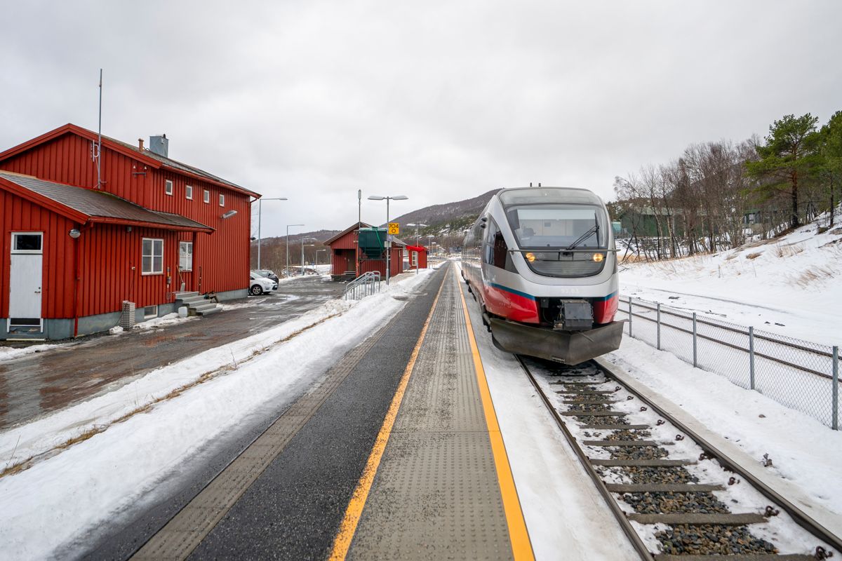 Nordlandsbanen stanser i dag i Fauske. Det vil et nytt selskap i Tromsø ha slutt på. Foto: Per-Inge Johnsen / NTB