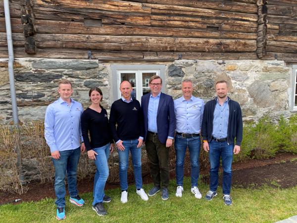 Bildet er fra grunnsteinsnedleggelsen. Fra venstre: Håvard Granøien, prosjektleder, B&B Entreprenør, Linn Bøhle, prosjektleder, B&B Entreprenør, Arne Nordbotn, daglig leder B&B Entreprenør, Christian Wist, daglig leder, RELOG AS, Tor Jørgen Fossum, prosjektleder, B&B Entreprenør og Sivert Finserås, prosjektleder, RELOG AS.