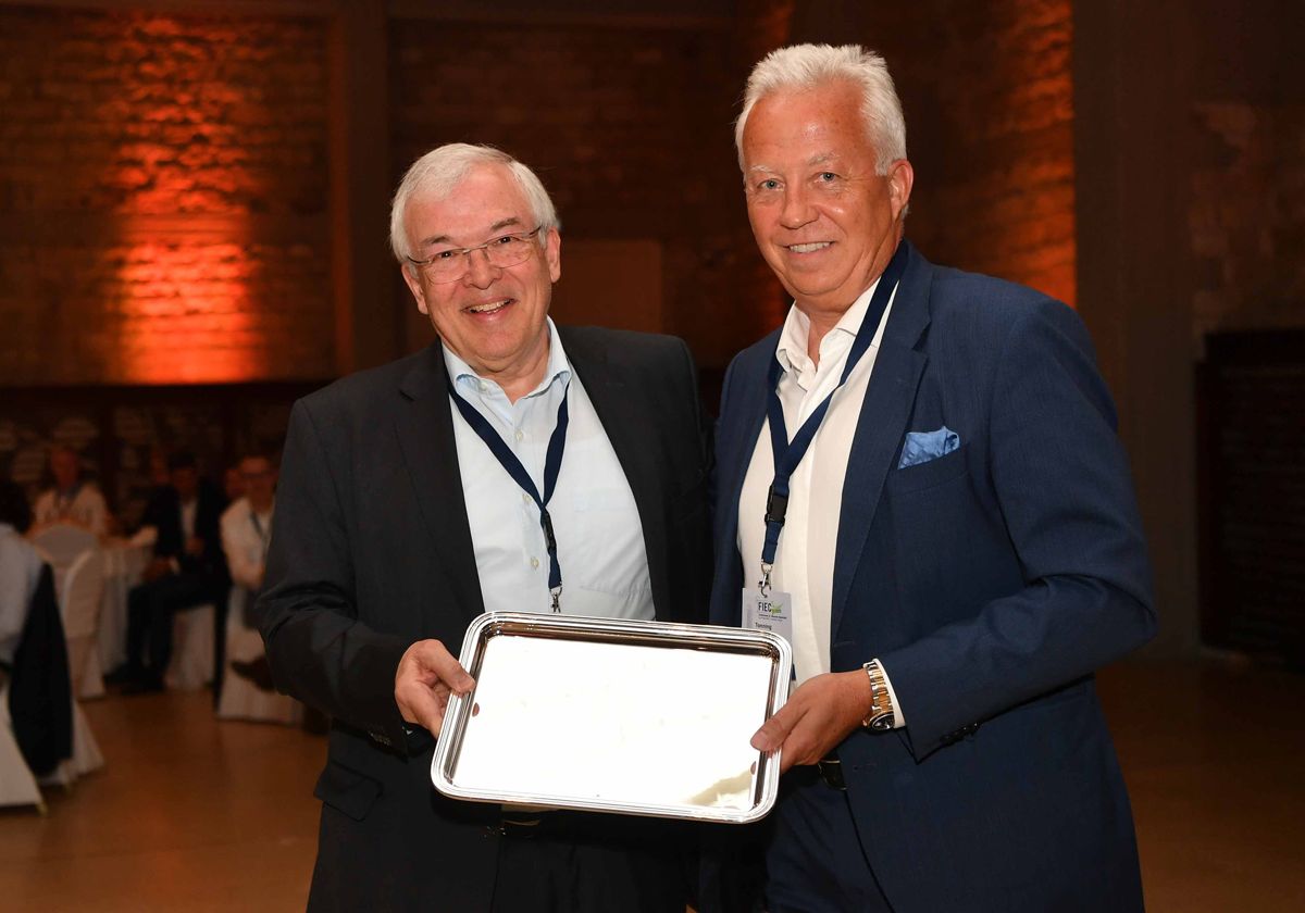 Thomas Bauer (t.v.) takket Kjetil Tonning for mange års innsats for FIEC og utnevnte ham til ærespresident i organisasjonen. Foto: FIEC