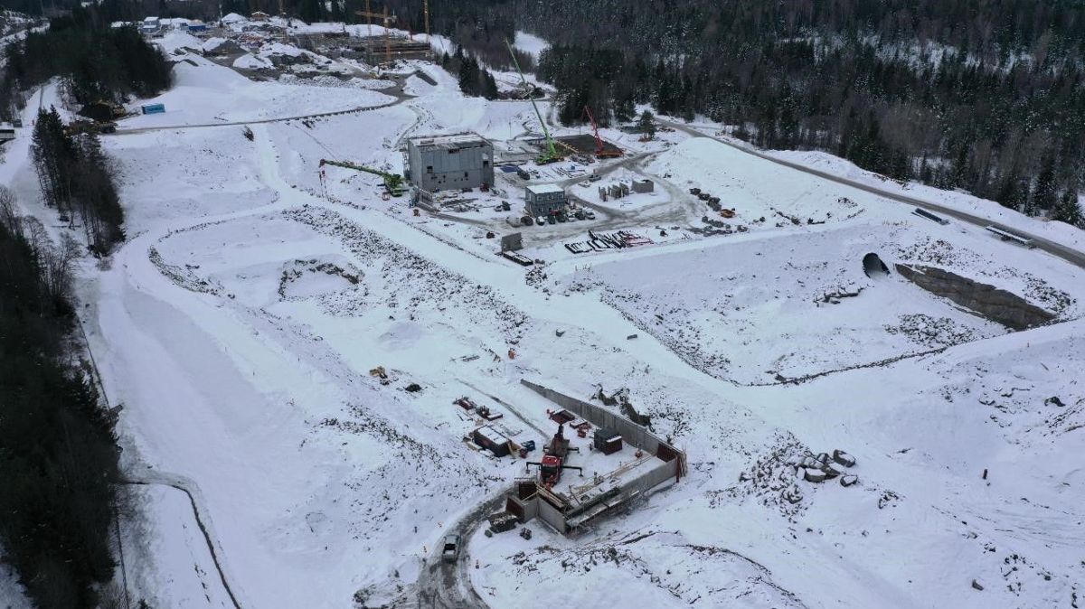 Politiets nasjonale beredskapssenter på Taraldrud på grensen mellom Oppegård og Ski tar form. Dronefoto: PNB