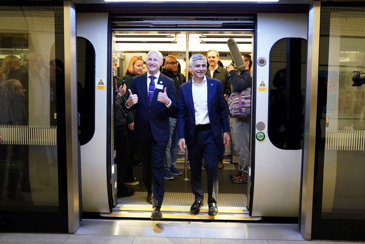 London-ordfører Sadiq Khan (t.h.) og kollektivsjef Andy Byford går av det første Elizabeth Line-toget med passasjerer ved Farringdon. Foto: Kirsty O'Connor/PA via AP/NTB