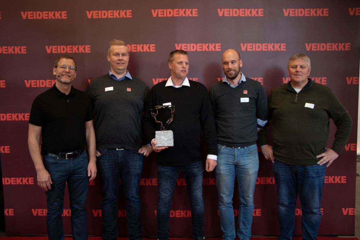 F.v.: Konsernsjef Jimmy Bengtsson sammen med prisvinnerne Anders Haugen Moen, Ole Jonny Hvitås, Magnus Sutherland Kristensen og Leif Inge Skogseth fra Veidekke Bane. Foto: Veidekke