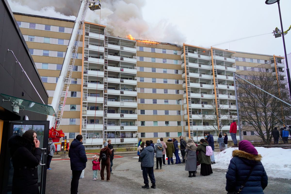 Brannen i en boligblokk i Drammen førte til at 300 beboere på et tidspunkt sto uten bolig. Branner som denne gjorde også sitt for å dra opp erstatningsutbetalingene i første kvartal. Foto: Terje Bendiksby / NTB