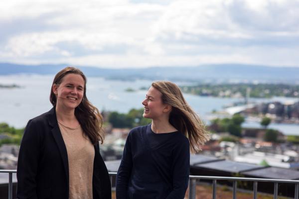 Karoline Veum Solberg (t.v.) og Emilie Marley er nye miljørådgivere i Entra. De skal hjelpe eiendomsselskapet med å redusere utslipp av klimagasser betraktelig innen 2030.
