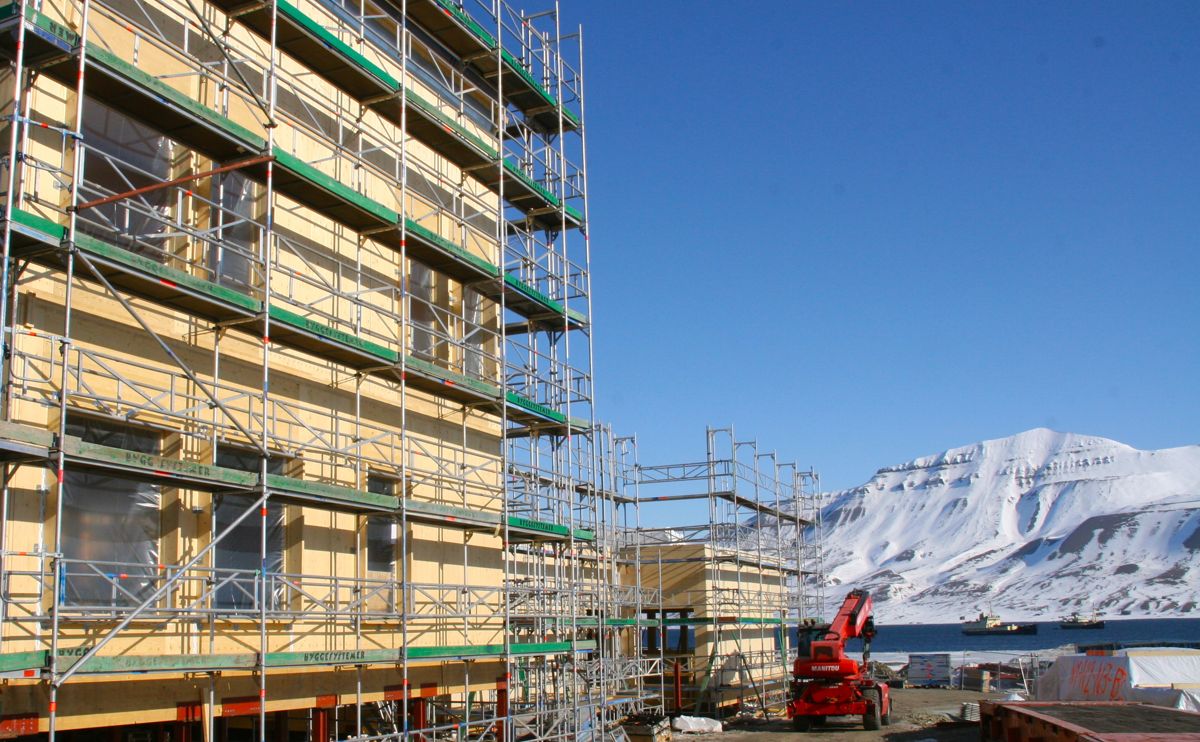 Den nye folkehøgskolen, som blir ført opp på Sjøskrenten i Longyearbyen, bygges i massivtre med solcelleanlegg på taket.
