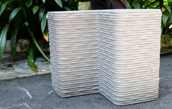 Forskere i Singapore har laget denne benken i 3D-printet betong for å demonstrere at knust glass kan erstatte sand i betong også til 3D-printing. Foto: NTU Singapore