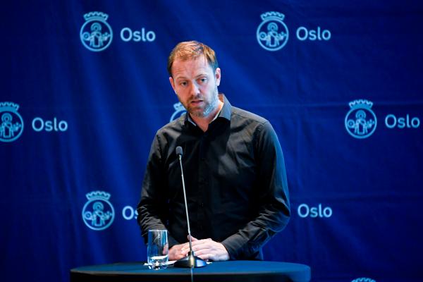 Aps gruppeleder Andreas Halse (Ap) under pressekonferansen i Oslo rådhus etter Arbeiderpartiets møte om Fornebubanen mandag. Foto: Annika Byrde / NTB