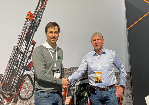 Daglig leder Pål Brandvold i RG Machine (t.v) og Tor Arne Rønningen, salgssjef overjordsrigger i Sandvik.